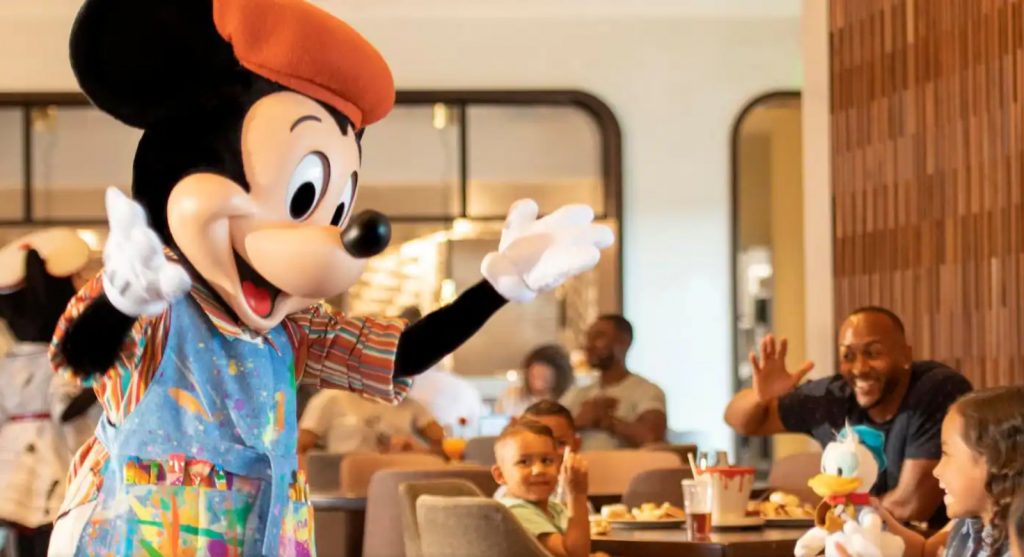 cena con personajes en la terraza de topolino