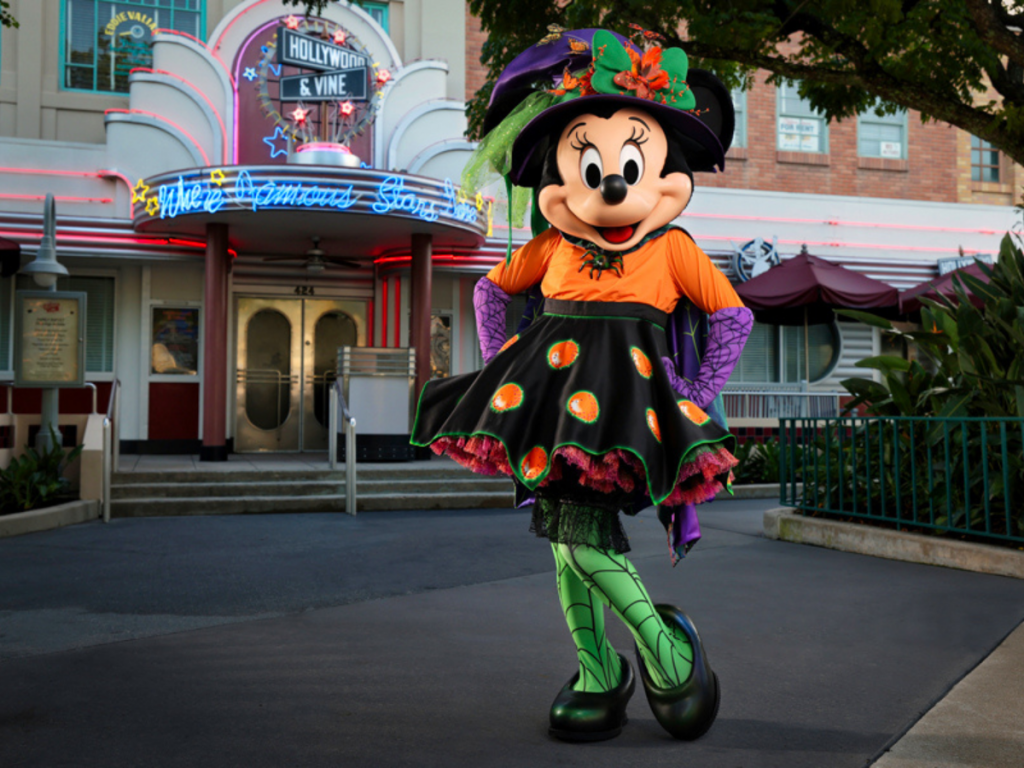 Minnie con su disfraz de Halloween en Hollywood & Vine