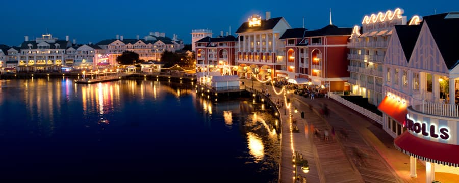 Paseo marítimo de Disney de noche