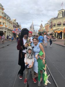 Familia en trajes de Peter Pan en Disney World