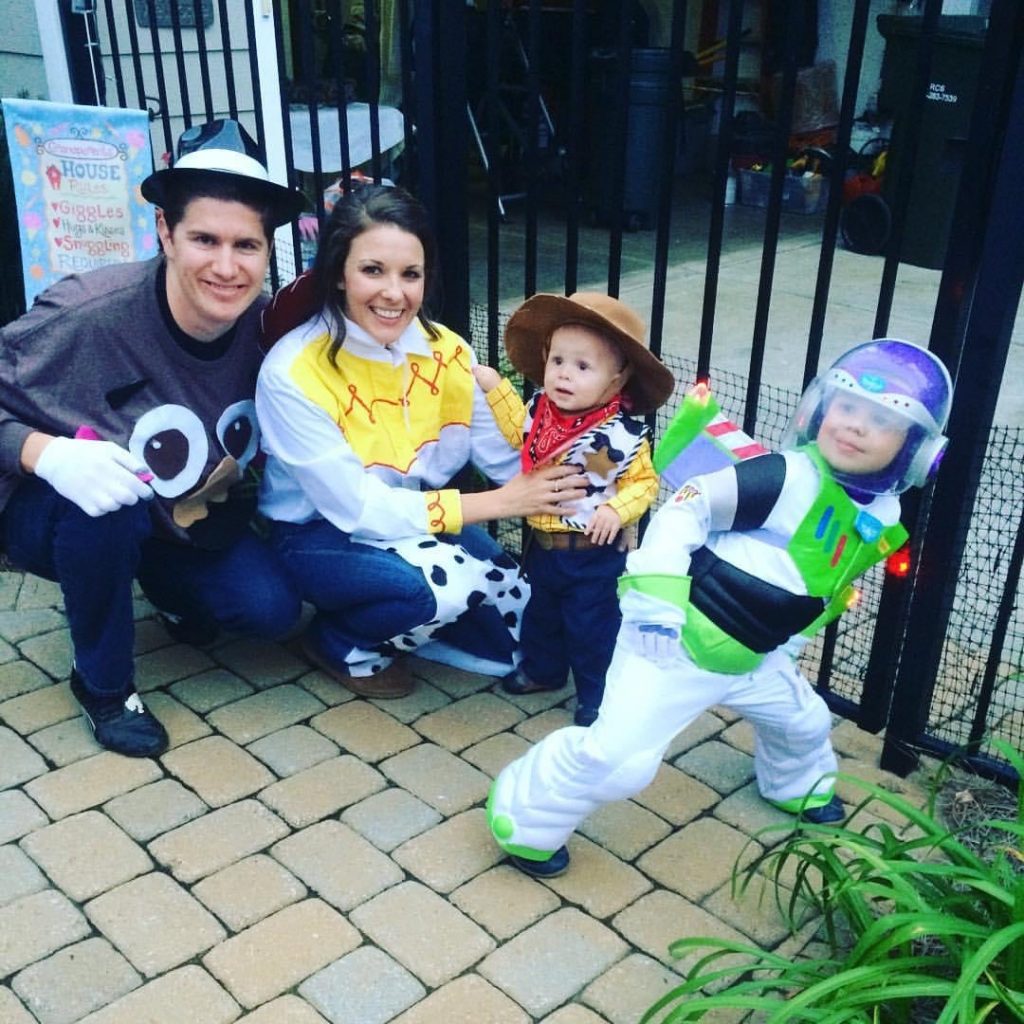 Familia en disfraces de Halloween de Toy Story