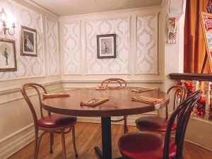 The Diamond Horseshoe dining room, photo