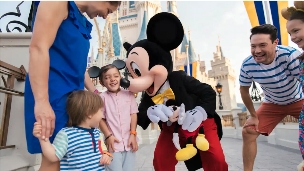 Niños con Mickey Mouse