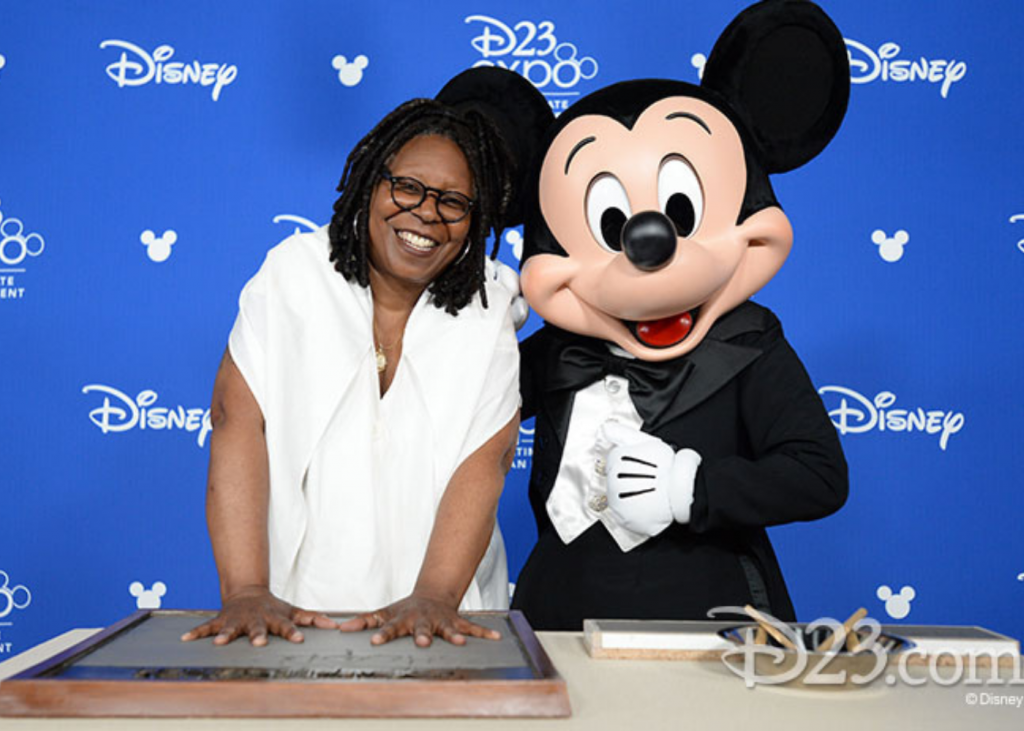 Whoopi Goldberg con Mickey Mouse