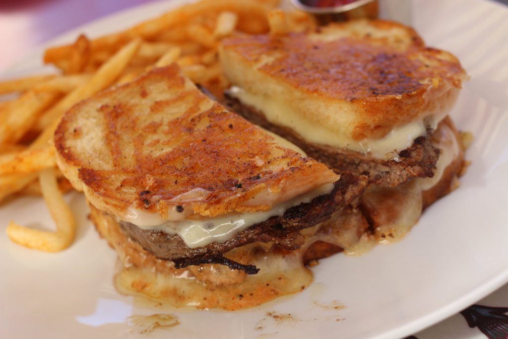 Patty Melt tostado con queso parmesano, foto de Bobby Asen