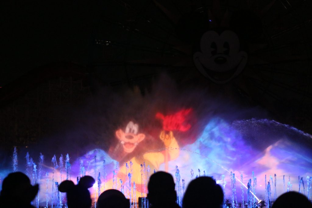 Goofy appearing in World of Color- Season of Light!, photo by Bobby Asen