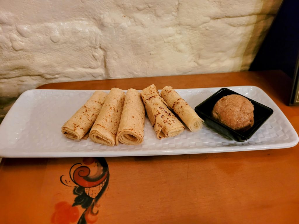 Lefse con mantequilla de cardamomo y canela