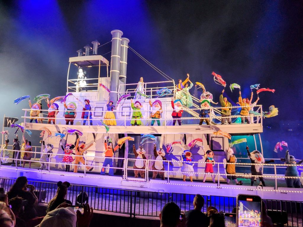 Barco de personajes al final de Fantasmic!