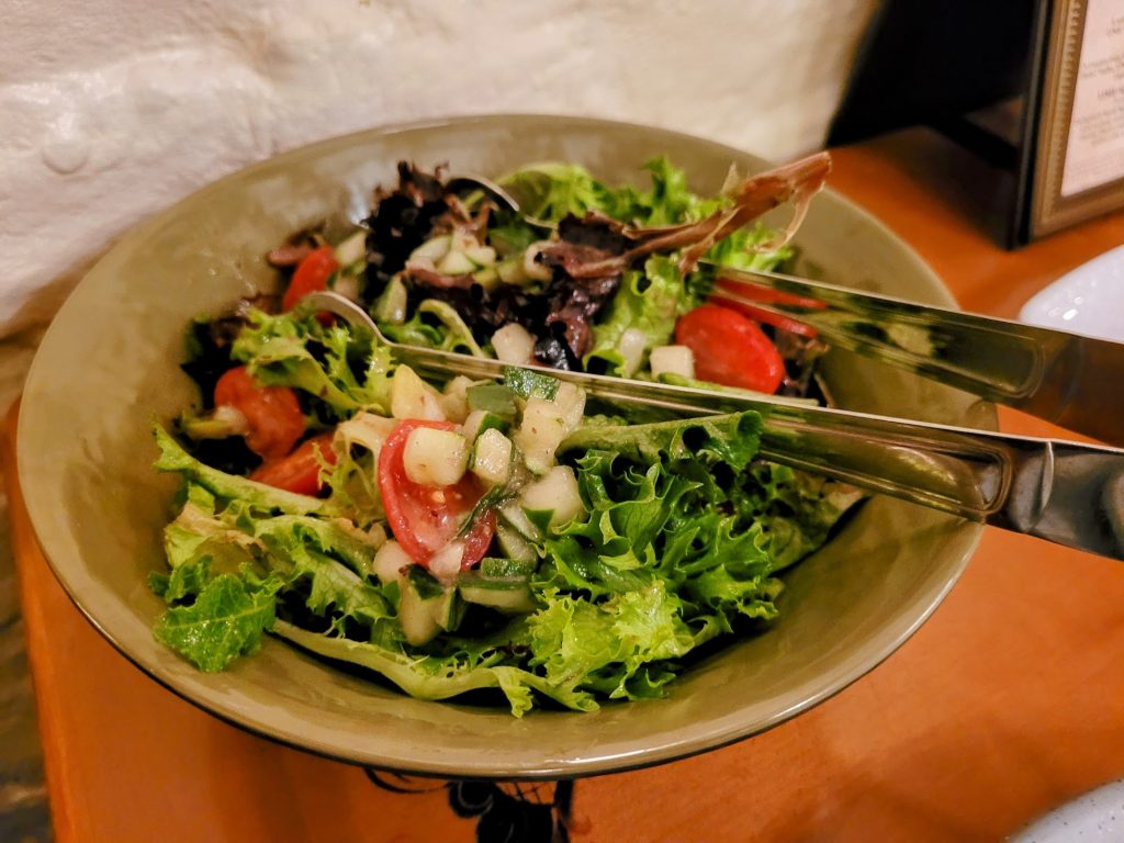 Ensalada De Verduras De Campo Con Vinagreta De Arándanos Rojos