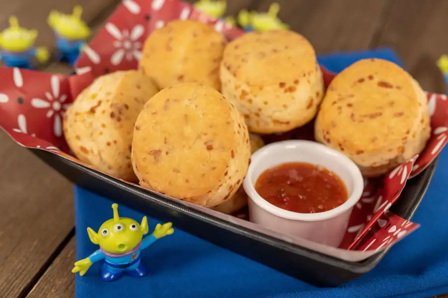 Galletas caseras de queso cheddar de Prospector - Roundup Rodeo BBQ