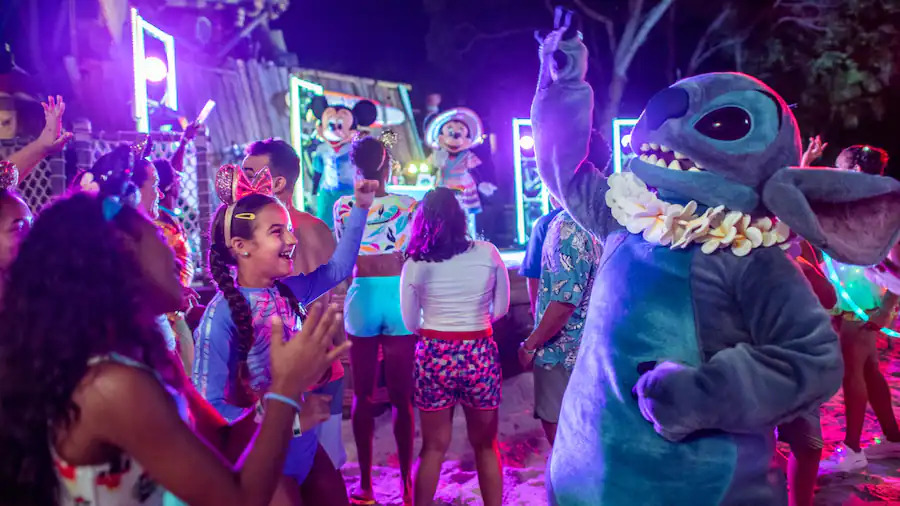 Evento H2O Glow After Hours en Typhoon Lagoon