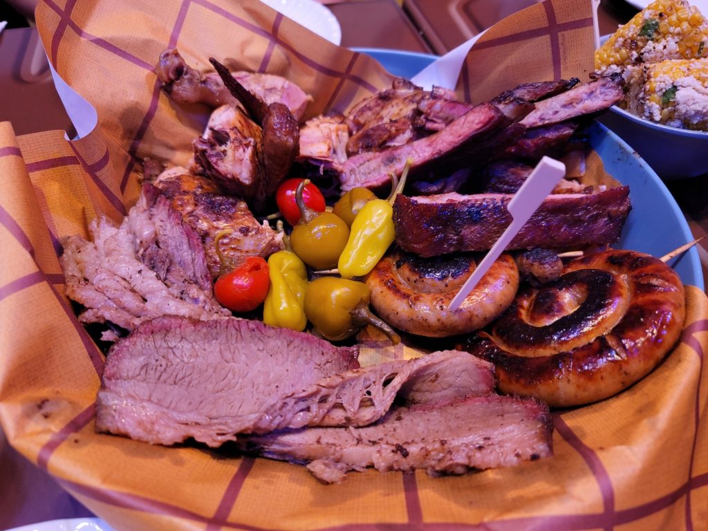 Plato de carne ahumada en casa de Roundup Rodeo BBQ