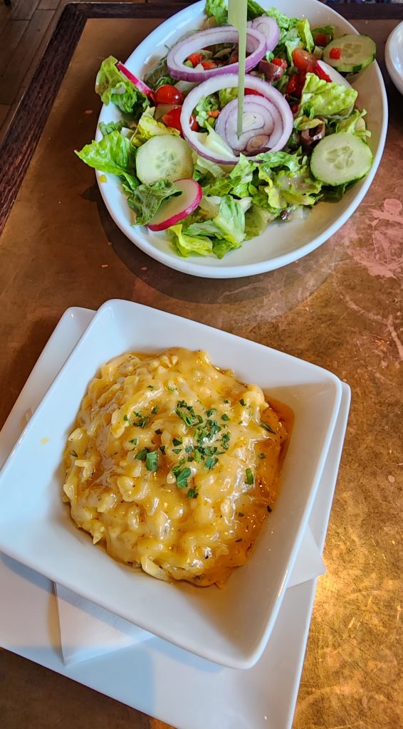 Cazuela de patatas con queso.