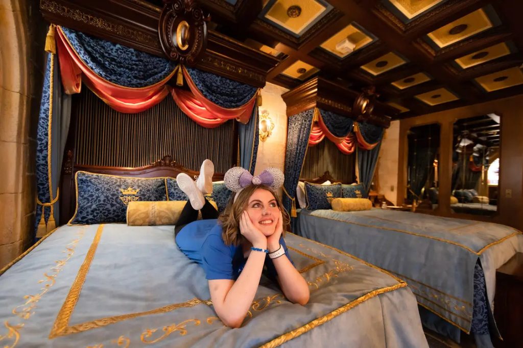 Mikayla en la Suite del Castillo de Cenicienta - Make-A-Wish