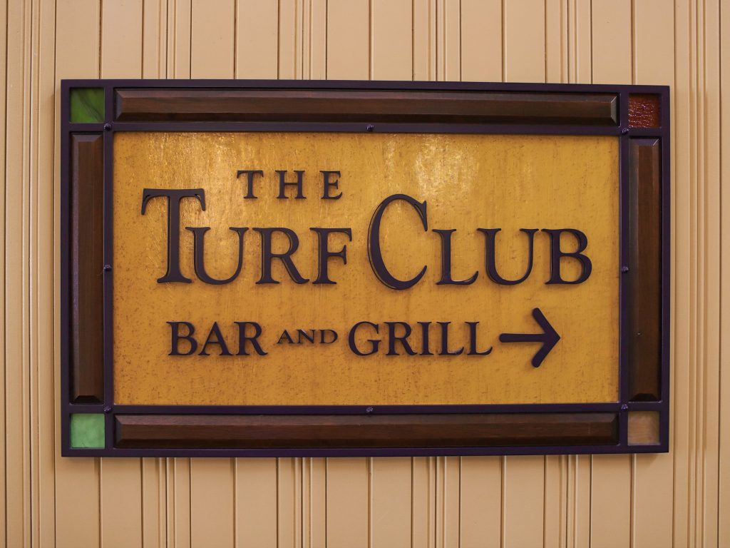 El bar y parrilla Turf Club.