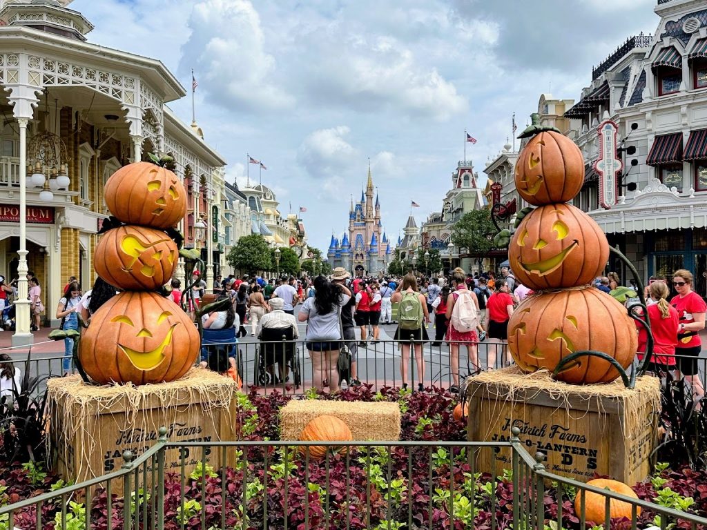 Halloween decor has arrived at the Magic Kingdom (1)-EDIT