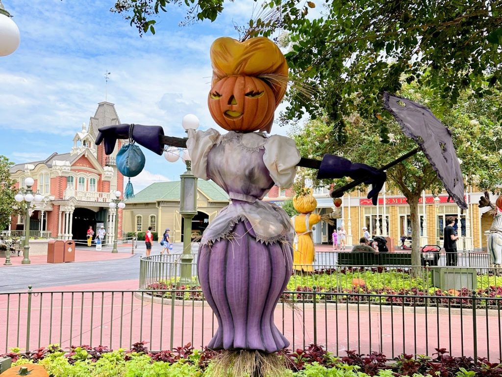 Halloween decor has arrived at the Magic Kingdom (2)-EDIT