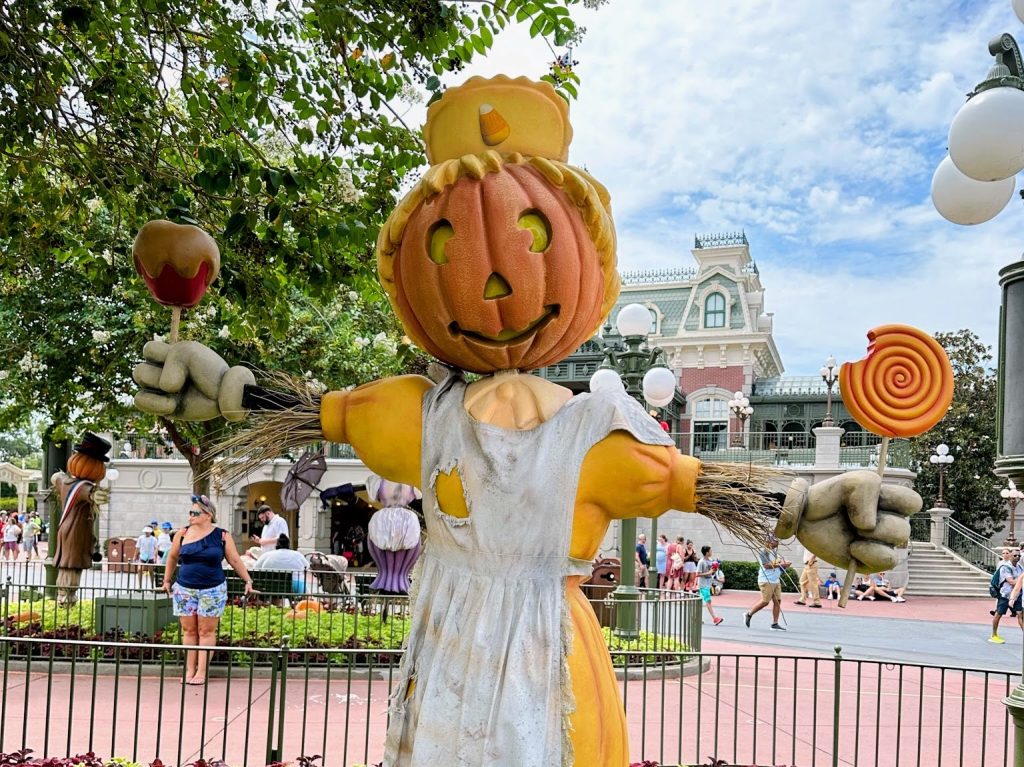 Halloween decor has arrived at the Magic Kingdom (3)-EDIT