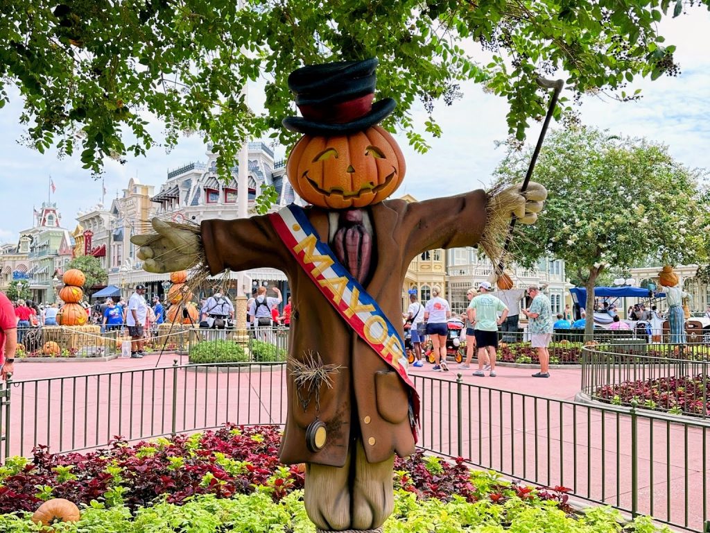 Halloween decor has arrived at the Magic Kingdom (6)-EDIT