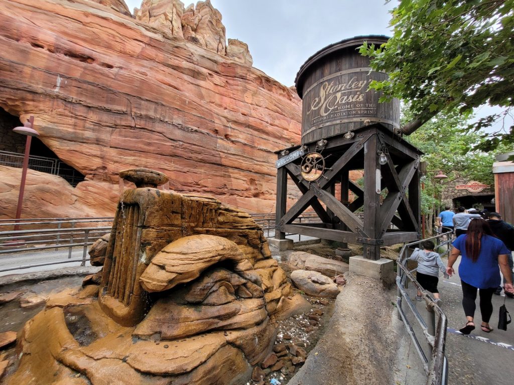 Radiator Springs Racers Queue - Stanley's Oasis Water Tower