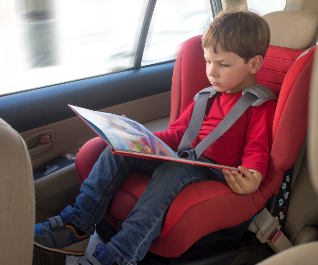 leyendo en el carro