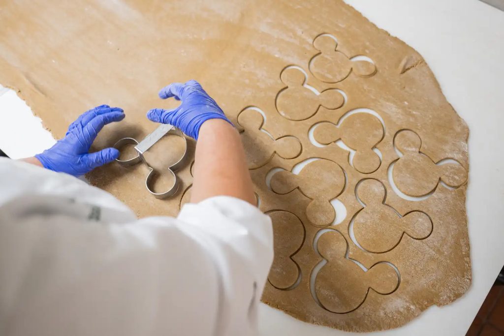 Preparando la exhibición de pan de jengibre en Disney's Grand Floridian Resort & Spa