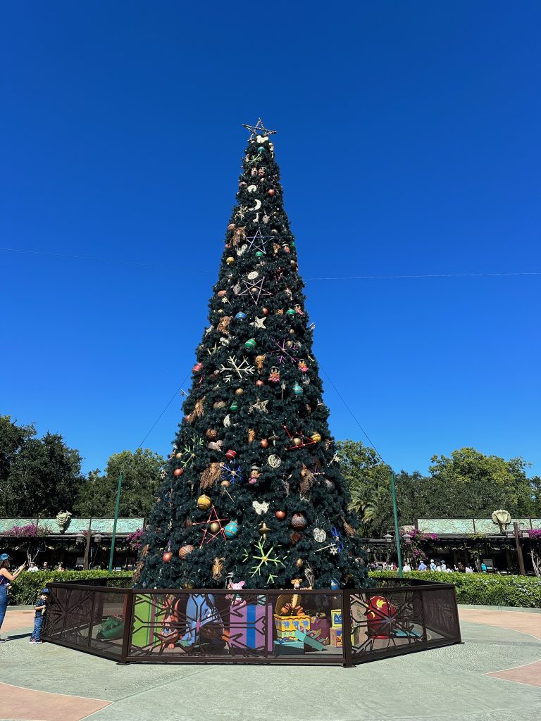 El árbol de Navidad llegó al Animal Kingdom de Disney