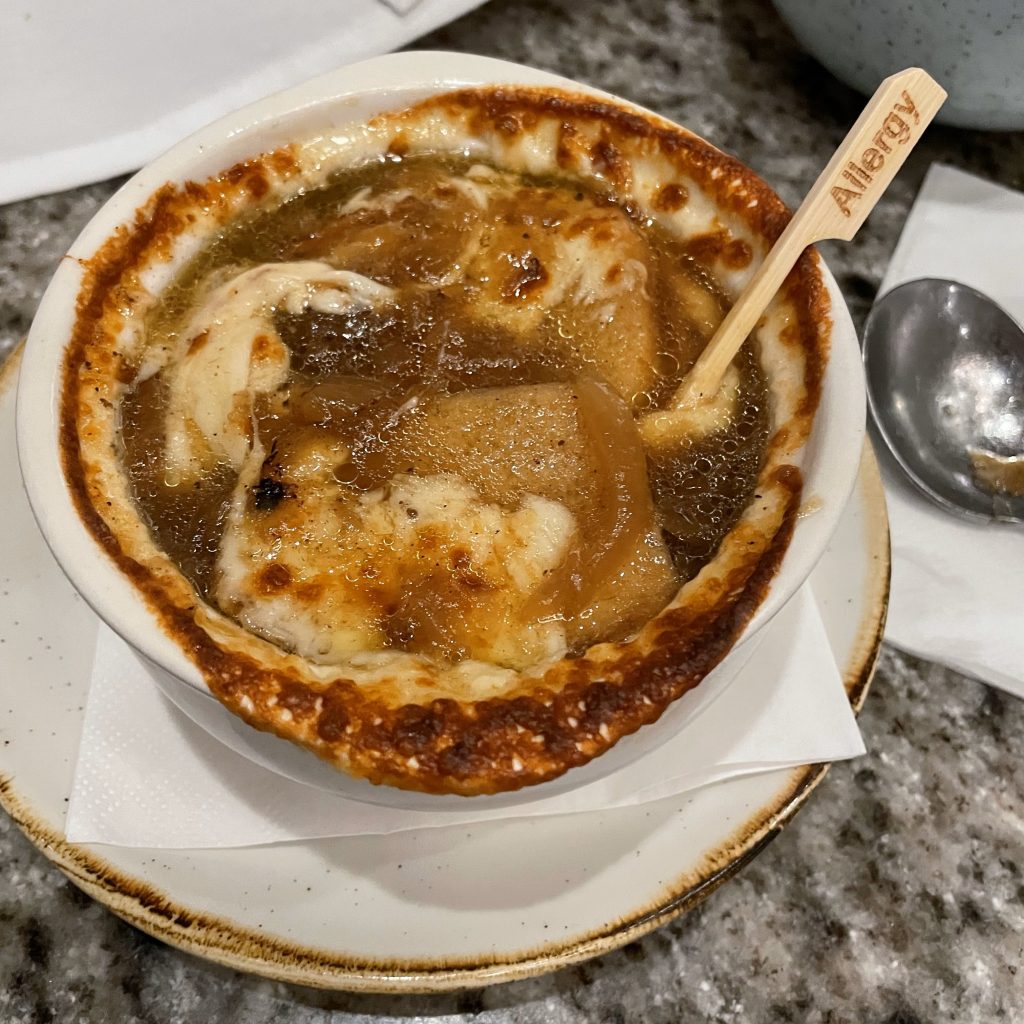 Sopa de cebolla francesa sin gluten en Grand Floridian Café