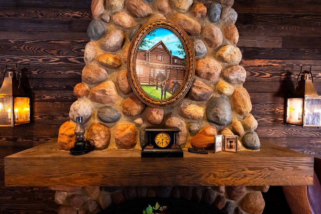 2025-wdw-mk-frontierland-dvc-lounge-mckims-mile-house-3