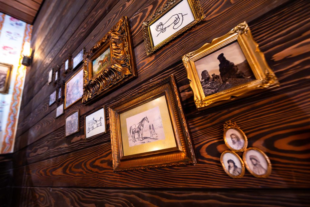 2025-wdw-mk-frontierland-dvc-lounge-mckims-mile-house-4