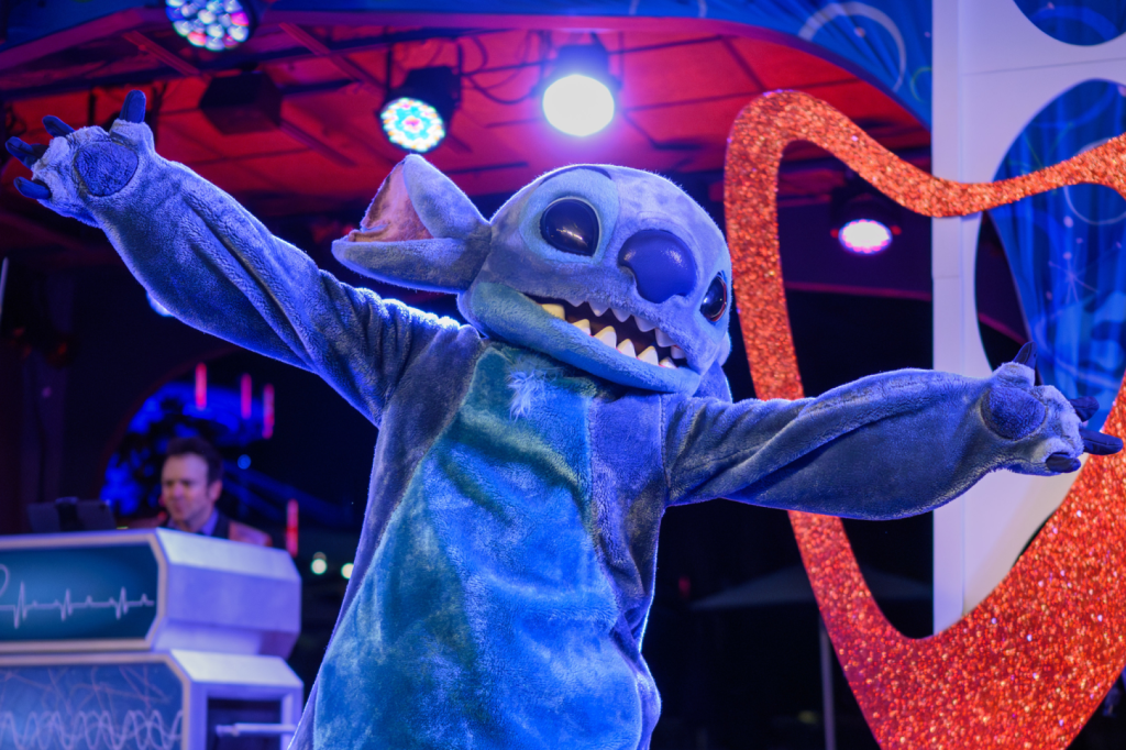 DLR_Stitch-Dance-Party-1622x1080