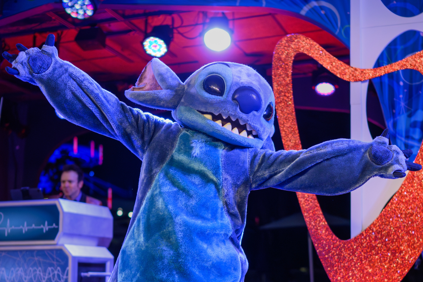 DLR_Stitch-Dance-Party-1622x1080