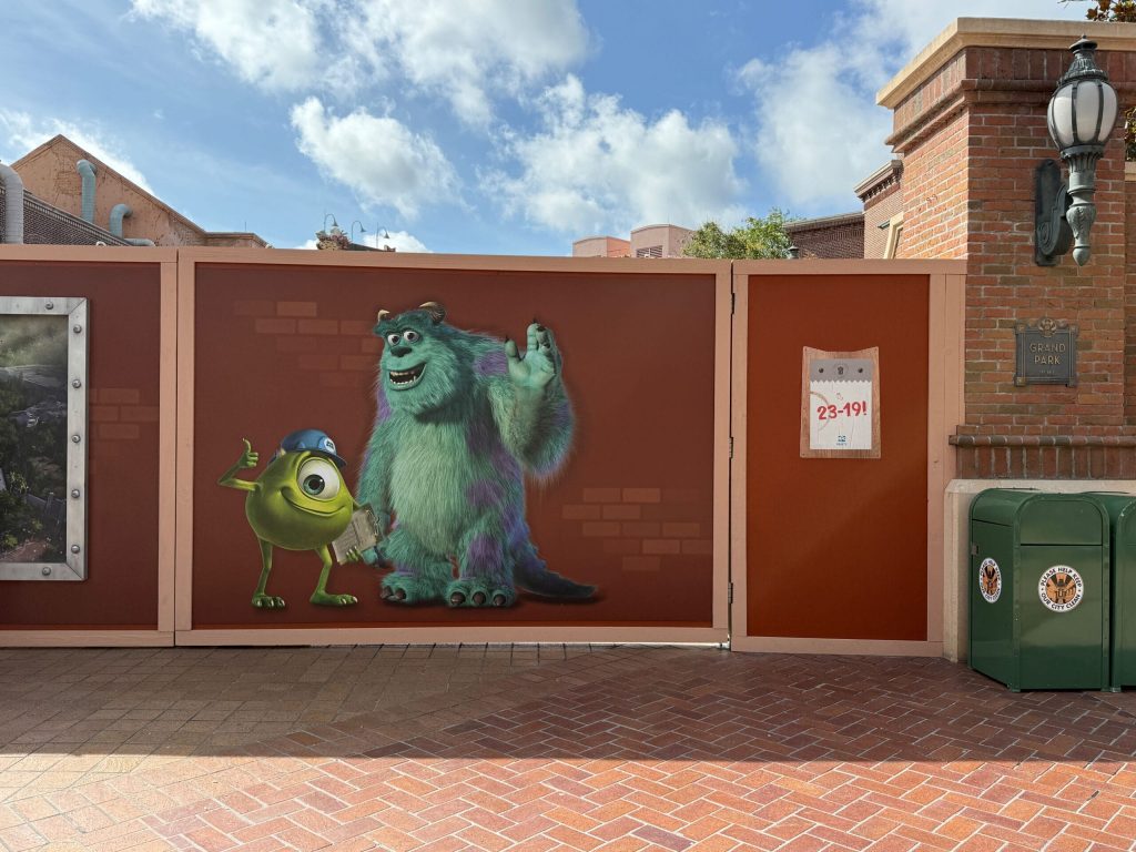 WDW-DHS-Monsters-Inc-Construction-Walls-9