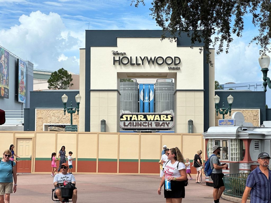 WDW-DHS-Animation-Courtyard-walls-construction-October-9-202500003