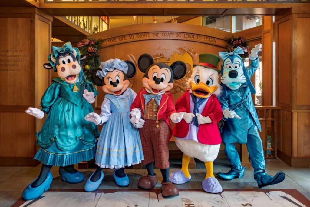 Holidays-at-Disneyland-Resort-2025-Mickeys-Christmas-Carol-Feast-Preview