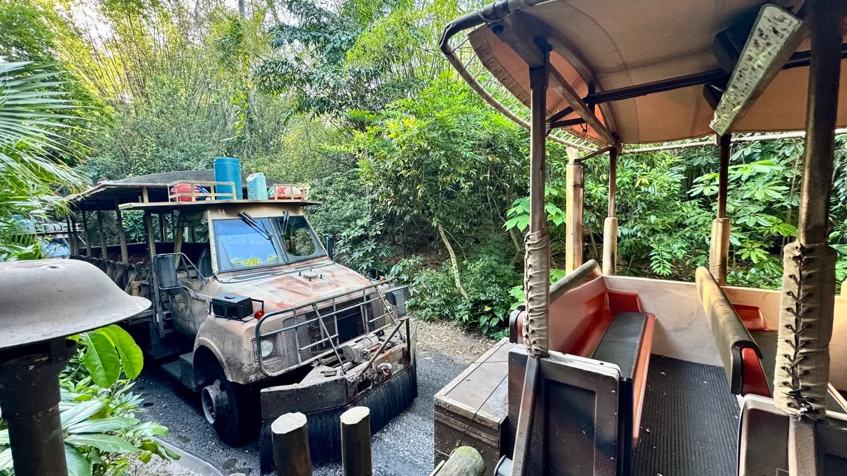 kilimanjaro-safaris_giraffe-2-2