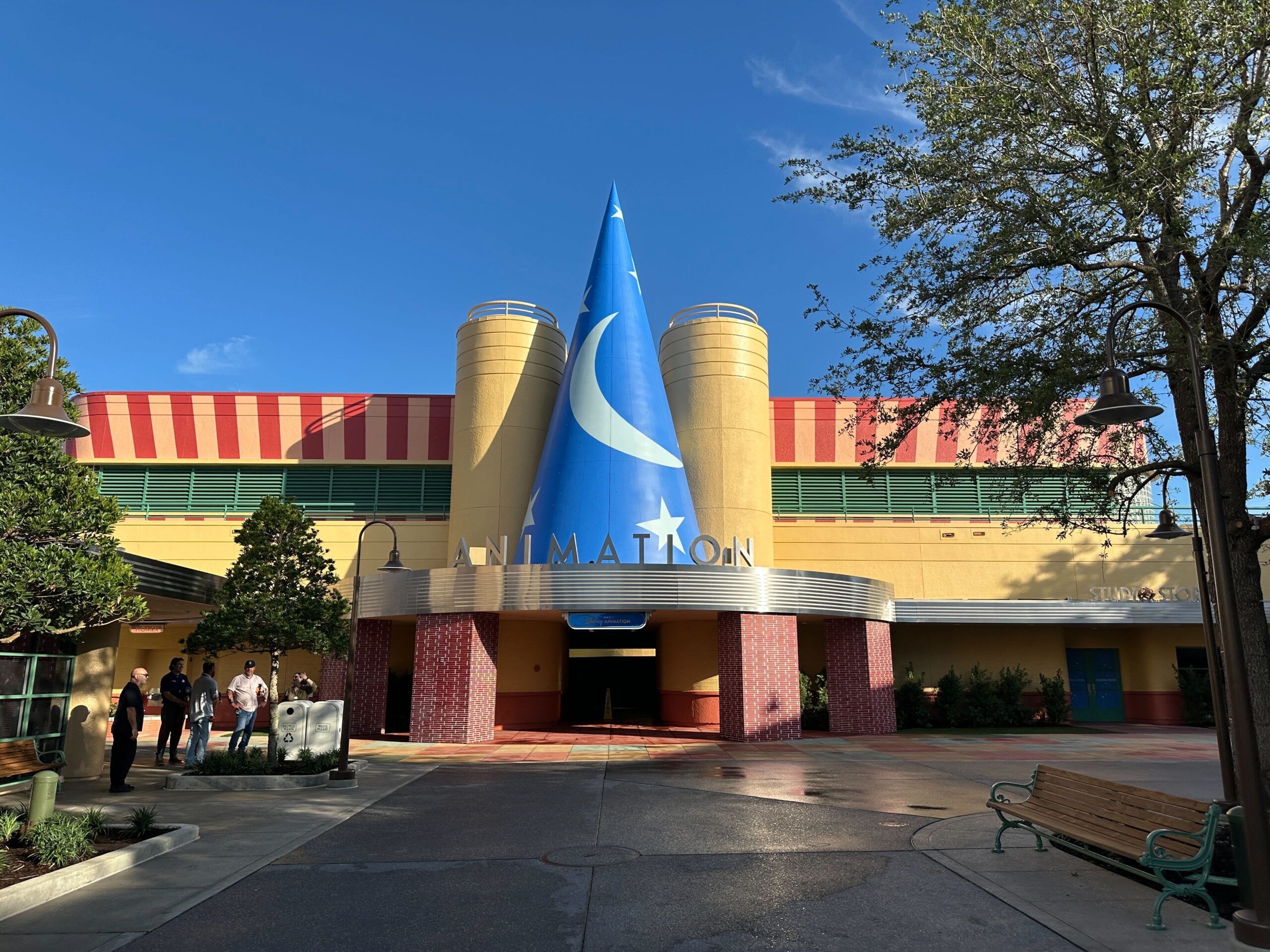 wdw-dhs-the-walt-disney-studios-courtyard-1-scaled