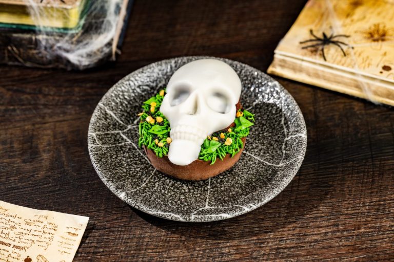 2026-WDW-MNSSHP-Foodie-Guide-SkullCake-1620x1080