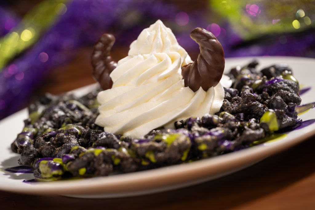 2026-WDW-Halloween-Foodie-Guide-FunnelCake2