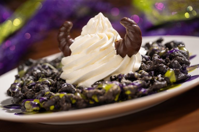 2026-WDW-Halloween-Foodie-Guide-FunnelCake2