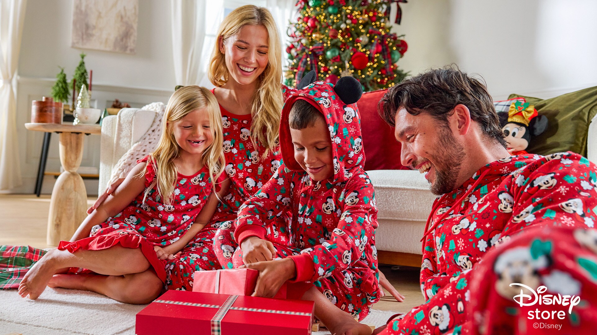 disney-store-holiday-family