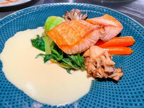 Salmon is another entree option at Space 220 (Photo from Instagram: @disneyforfoodies).