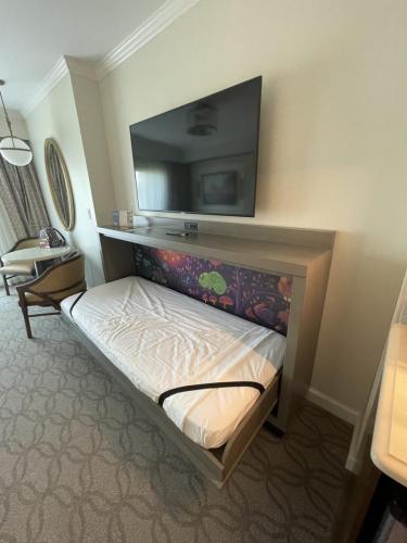 Mueble TV DVC Riviera Resort Studio con cama plegable oculta abierta