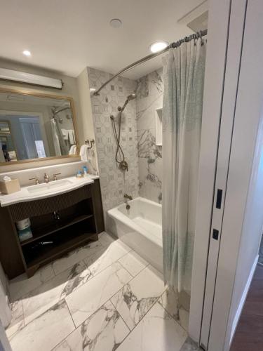 DVC Riviera Resort Split Bathroom Vanity and Tub